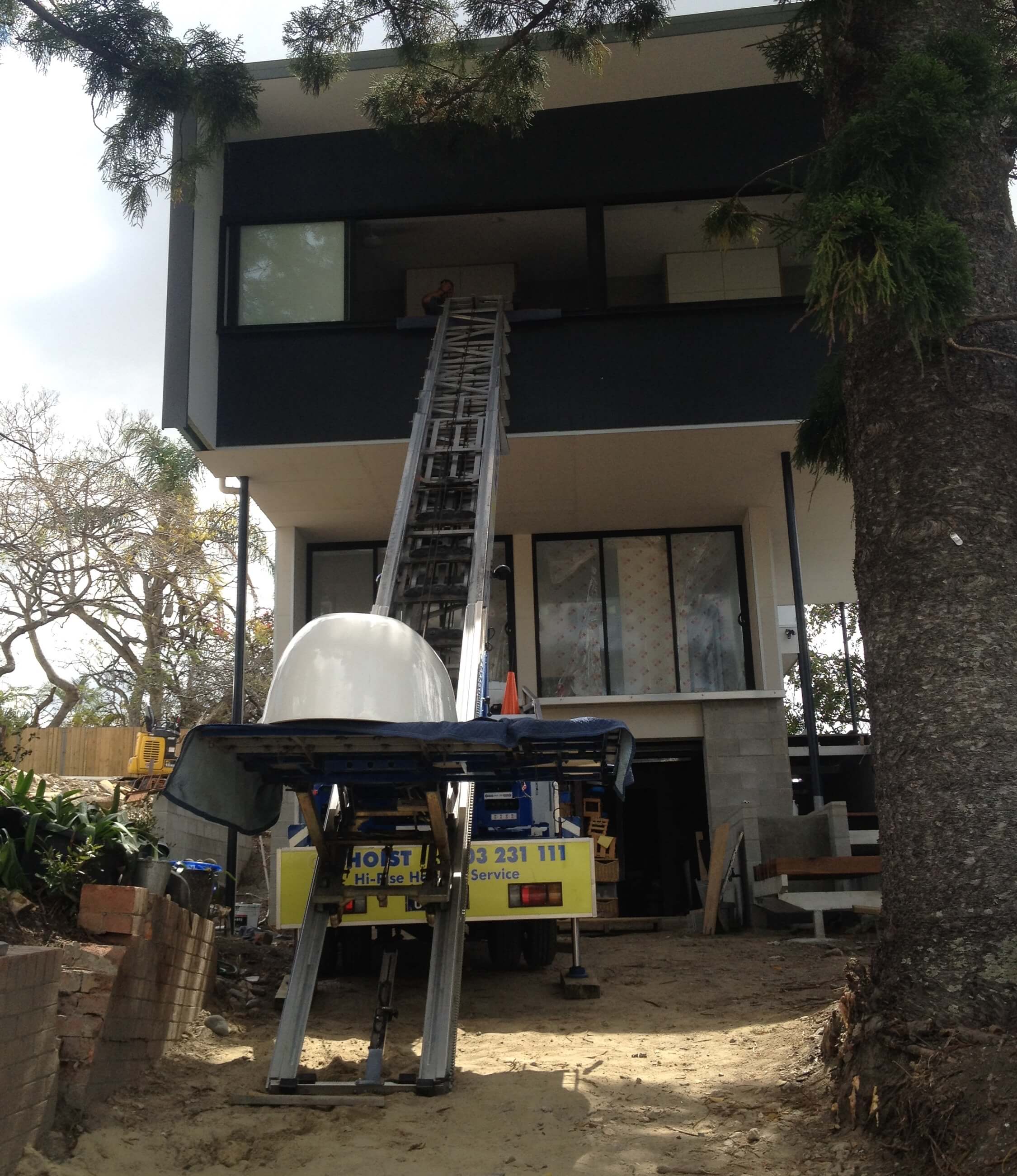 craning_lift_truck_to_safely_move_heavy_building_supplies_bathroom_supplies_on_building_sites_brisbane craning_lift_truck_to_safely_move_heavy_building_supplies_bathroom_supplies_on_building_sites_brisbane